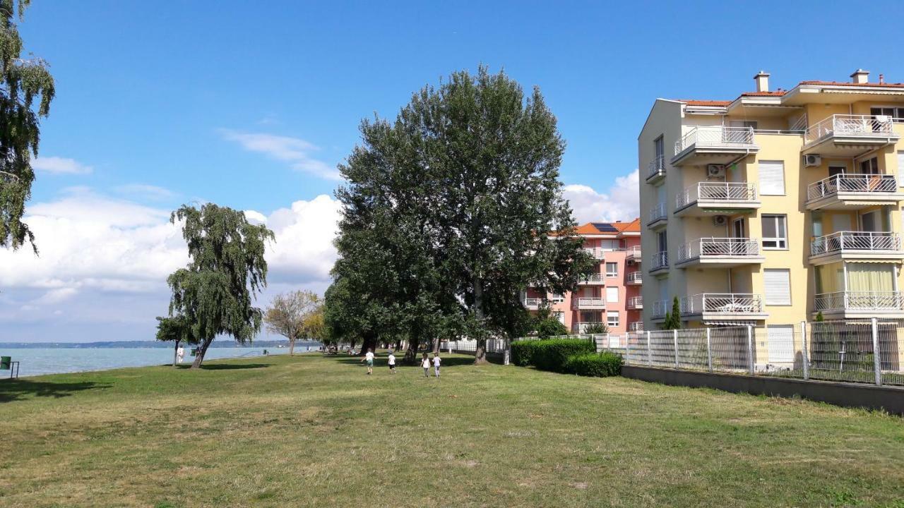 Siofoki Vizparti Nyaralo - Lakeside Apartment エクステリア 写真